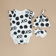 Newborn clothes set of 3: baby onesie, knot hat and mittens, size 0-3 months