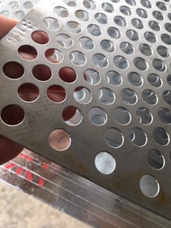 แผ่นเหล็กรูกลม หนา 0.5 มิล รู 7 มิล ขนาด 4x8ฟุต (122x244 cm)