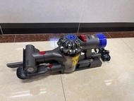 Dyson V8 手提吸塵機跟相中床褥／麈蟎吸頭和配件。主機正常，電池只可用到普通吸力。荃灣工作室可試機，有興趣請PM