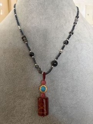 西藏供紅花全透財神天珠。黑銀礦頸鍊