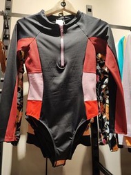 💮便宜代購💮 Roxy防磨衣/長袖泳衣/水母衣 黑紅 XS 專櫃正品