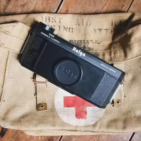 HOLGA 120WPC Retro 120 Film Camera Pinhole Small Hole Wide Angle Micro Hole Wide Film Camera No Lens