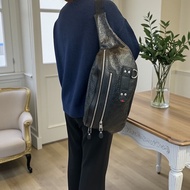 Gucci 黑牛皮壓紋銀釦斜背胸包 246409