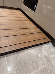 活動環保露台地板 柚木色 木紋面137cm x 81cm x 5cm wooden floor 陽台浴室庭院花園露台 戶外露台地板 庭院木地板 防腐日曬雨淋 耐磨損不褪色