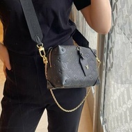 LV 老花黑金Petite Malle Souple 全皮壓紋軟盒子包 芯片款 19*13*7 98新配件肩帶 鏈條 皮牌 塵袋
