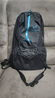 Arcteryx Arro 22 別注限定色

湖水藍拉鍊 Logo 始背囊