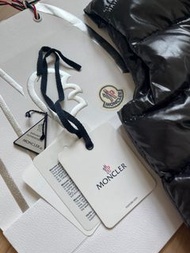 最後2天( 至11/10) ，Moncler 羽絨背心，接近全新，size 130 ，購於專門店，有紙袋$2800