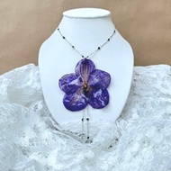 Vanda 蘭花項鍊 深紫色，銀色項鍊綴以黑色珠飾