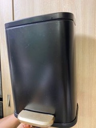 不鏽鋼腳踏垃圾桶