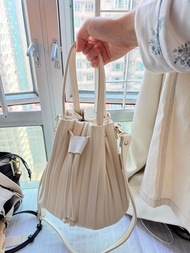 Rooty 韓國製奶油色百摺水桶包