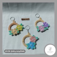GANTUNGAN CIRCLE DAISY Keychain | DAISY CIRCLE FLOWER KEYCHAIN by ann.craft