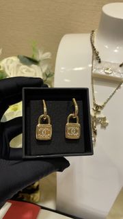 全新Chanel 23P新款金色水鑽雙C鎖頭耳環 實拍實物 香港可寄快遞