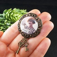 Vintage Style Brooch Retro Girl Photo Picture Find Key Charm Brooch Pin Jewelry