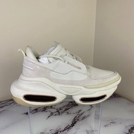 Sepatu B4lm41n B Bold in white sneakers