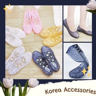 💮Korean Style Shop Online💮  รองเท้าคัชชูยางเจลลี่สีใส แต่งฉลุส้นเตี้ย พื้นลายดอกเดซี่ (173)