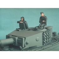 TANK T-35008 1/358 German SS tank crew #2 summer 1940-45