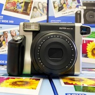 [DJS LIFESTYLE] FUJIFILM INSTAX WIDE 300 INSTANT CAMERA 富士即影即有菲林相機 (黑色)【再度返貨】！歡迎親臨我哋網店、銅鑼灣或觀塘門市選購！