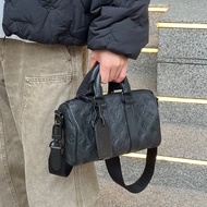 低調俐落款😎lv路易威登全皮黑色老花壓紋黑武士keepall25手提單肩斜挎包