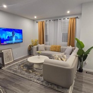 โรงแรม Modern Spacious Home - Near Airport - 4 bedtooms - Northeast Calgary, Calgary