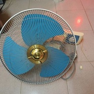 16寸Panasonic 藍色扇葉掛牆電風扇 有破損$120價錢已經反映左 運作正常