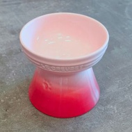 《清屋》LE CREUSET 漸變粉紅色寵物碗，尺寸約D14xH13cm，絕對正版，無損，只在將軍澳站交收，或順豐到付，講價者請過主，不要問其他尺寸問題，沒時間去量