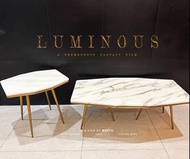 意式簡約型格輕奢風格大理石不锈鋼茶几,角几組合.用料名貴,做工精緻,電鍍拉絲金色,黃銅質感,輕奢高端,摩登時尚, 有兩款呎吋供選擇: 茶几:120L X 65D X 43H CM 角几:60L X 5