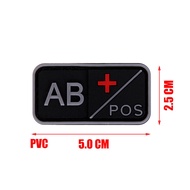 3D ยางอะซิเตทแบบยืดหยุ่น PVC สำหรับการระบุตัวตนทางยุทธวิธี แผ่นติดตัวอักษรเลือด AB O B+POS สำหรับงาน