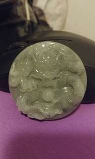 新: 保証翡翠A貨,天然玉石,(烏雞料龍雕圓牌)送証書