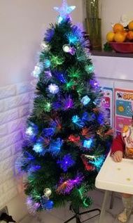 5尺光纖聖誕樹 附燈飾，自帶燈飾。簡單方便，打開聖誕樹便可以。