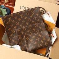 全新
LV Customizable
Trio Toilet Pouch 內襯紅、粉紅 M47195