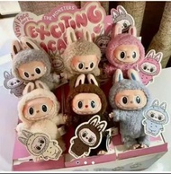 現貨 盲盒‼️ POP MART 泡泡瑪特 LABUBU 心動馬卡龍 一代 拉布布 糖膠 Lisa同款 玩具 公仔 掛飾 盲盒
$189隻(盲盒)
$179x6=$1074(1盒6隻)

100% P