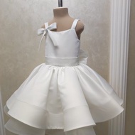 適合小公主的緞面花朵連身裙 精美連身裙 手工製作的嬰兒連身裙