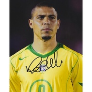 รูปถ่ายขนาด 8x10 นิ้ว พร้อมลายเซ็นของโรนัลโด้ นักเตะชื่อดังชาวบราซิล (ลายเซ็น R9 RONALDO)