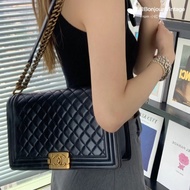 香奈兒CHANEL黑色羊皮金釦BOY28cm A92193
