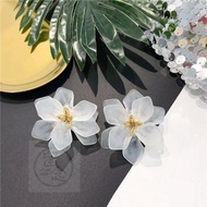 (Holiday flower earrings boast Yongsheng petals show f thin