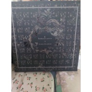 Scarf buttonscarves autograph jet setter, plane