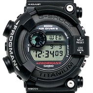 卡西歐 G-SHOCK DW-8200Z-1T FROGMAN 黑色男士腕錶，鈦金屬錶殼，飾有潛水蛙 EL MIB 設計。 1997 年 10 月發布。可在 Mikunigaoka 商店購買。 IT8