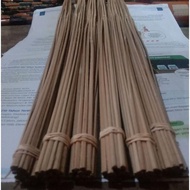 C0d 10 pairs of bamboo kites measuring 70x80cm