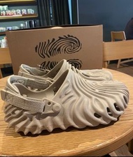 【開學特惠】Salehe Bembury x Crocs Pollex Clog horchata 涼鞋 男女同款 卡其沙色 杏仁咖257