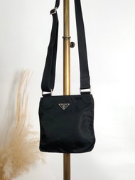 【VintageShop solo 日本直送中古包專賣店】PRADA 普拉達 經典款 尼龍 側背包 黑色 三角標誌 vintage