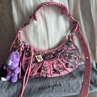 巴黎世家 月牙包 機車包 粉紅色 塗鴉設計壓紋 斜挎包 斜挎包 腋下包 有專櫃收據副本  balenciaga Le Cagole crossbody bag shoulder bag