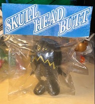 Monster D 怪獸D ‘SKULL HEAD BUTT’ 公仔 黑色閃金粉