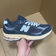 New Balance 2002R 灰碳色