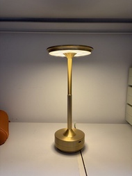 金色無線充電檯燈