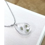 Kalung dengan dandelion. Necklace with dandelion pendant