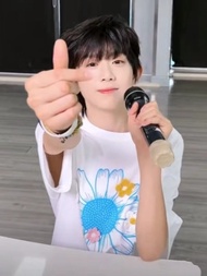 TF Family 4 Generation Zhang Xinrui Same Style Clothes Smiley Face SUNFLOWER T-shirt Female Trendy C