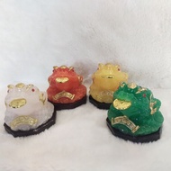 Toad holding a coin, size 8x8cm