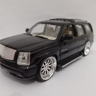 Diecast car Cadillac Eescade 2002 Welly 1:24 collectible toy car