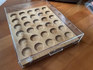 全新30粒咖啡膠囊收納盒透明壓克力盒New 30 pc coffee capsule storage box acrylic box with bamboo tray連可推拉竹底座, 適合放置30粒咖啡膠囊通用大部分咖啡膠囊Nespresso, Bialetti, Lavazza, Illy Kimbo , Caffitaly etc