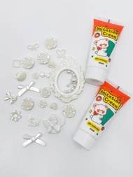 1 套模擬奶油凝膠材質組 Diy 珠寶、手機殼、髮飾等,包括 2 件奶油凝膠裝飾品和 32 顆珠子,巴洛克風格,白色